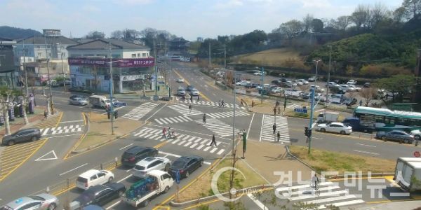 진주시, 보행자 중심의 안전한 교통환경 조성 추진(인사광장교차로 대각선횡단보도)(사진/진주시)