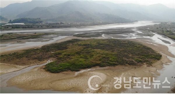 하동군은 하동읍 두곡리 섬진교 상류의 퇴적토를 준설하는 섬진강 두곡지구 하상정비 사업을 본격 추진한다.(사진/하동군)