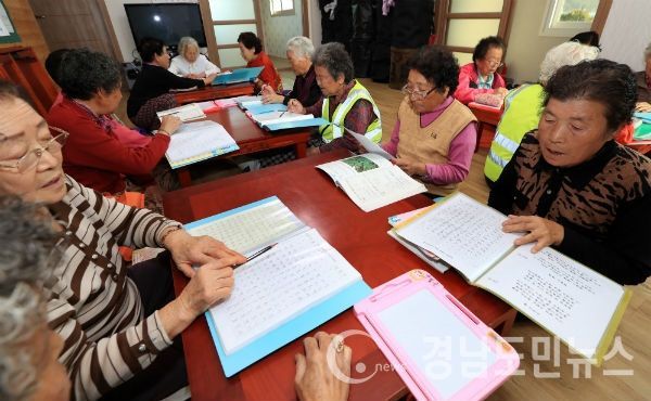 산청군 찾아가는 성인문해교실 어르신 한글 교육(사진/산청군)