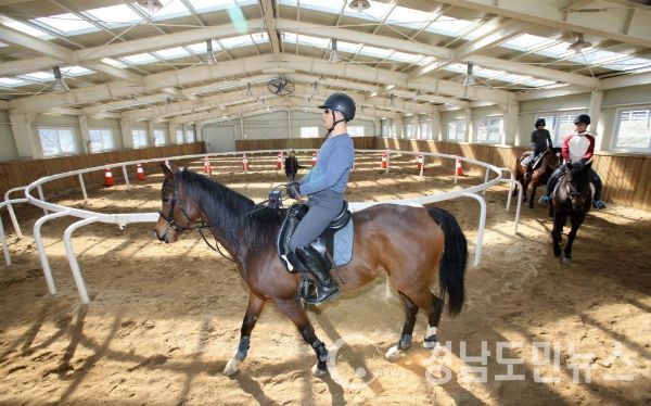2019년 지난 4월 농림축산식품부 말산업 육성지원사업 ‘유소년 승마단 창단’ 지원 공모사업에 산청승마장이 최종 선정됐다.(사진/산청군)