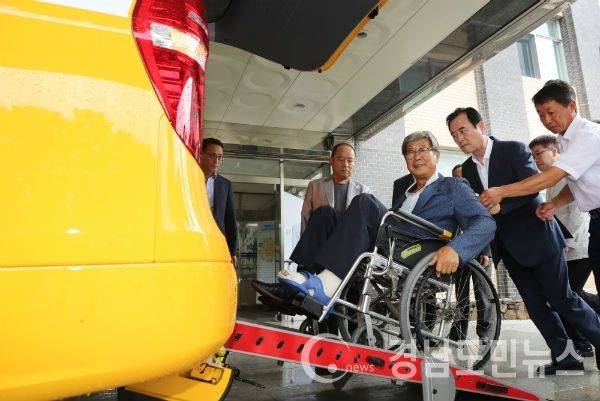 대중교통을 이용할 수 없는 거동불편 노인 및 장애인에게 교통 편의 제공과 이동권 보장을 위해 2019년 휠체어택시 특별운송사업 위·수탁 운영(변경) 협약을 체결했다.(사진/함양군)