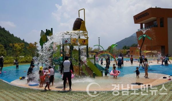 거창군은 오는 26일부터 8월 25일까지 1개월간 매주 금, 토, 일요일 오전 11시에서 오후 3시까지 무료로 백두대간 생태교육장 야외 물놀이형 수경시설을 운영한다.(사진/거창군)