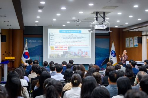 남해바래길3.0 추진보고회가 남해군 주요 간부들과 직원 100명을 대상으로 진행되었다.