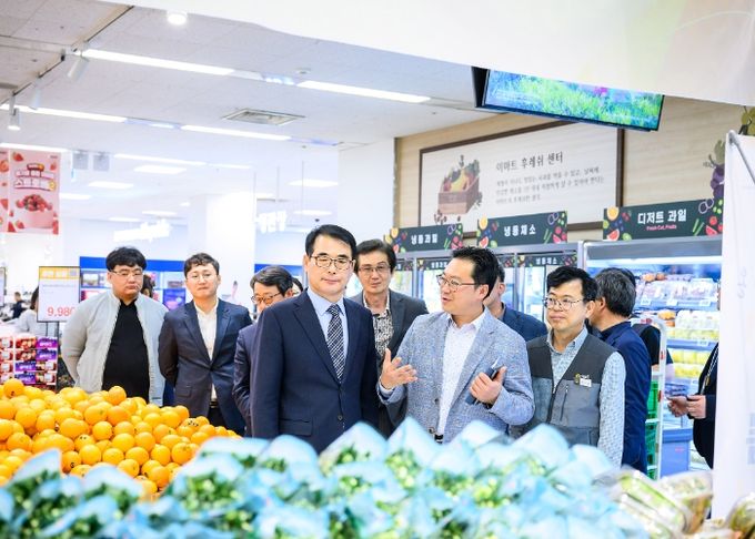 4월 30일 이마트 대구 월배점에서 열린 남해마늘종 특판행사.