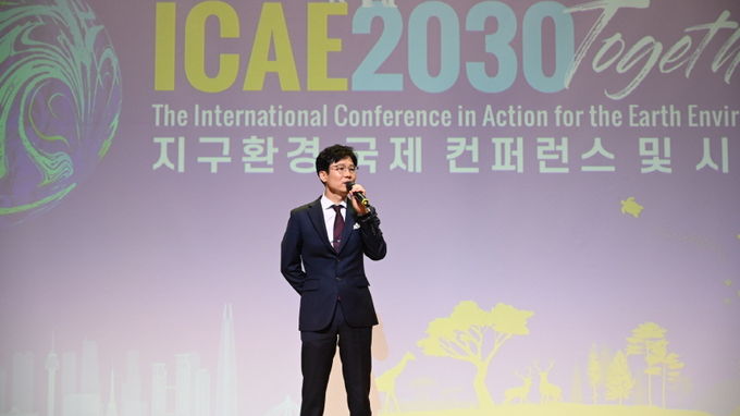 사진= SNS기자연합회 김용두 회장이 2023년 10월 31일 국회의원회관 대회의실에서 개최한 'ICAE 2023 지구환경 국제컨퍼런스 및 시상식' 에서 기조연설을 하고 있다. (제공: SNS기자연합회)