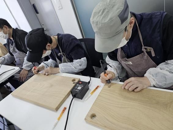 목공(나무도마 만들기) 프로그램 모습