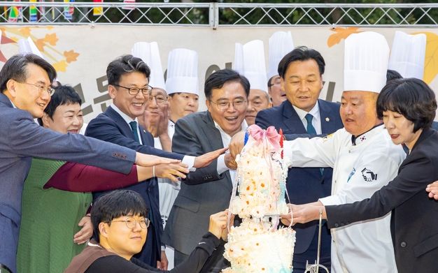 취약계층 돕기 바자회 참석한 진교훈 강서구청장