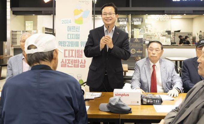 ‘디지털 실전 밥상’에 참여한 어르신들과 소통하고 있는 최호권 영등포구청장(맨 가운데)