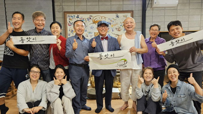 20일 오후 7시, 전북 완주의 임동창 창작 산실에서 타타랑 예술단원들과 함께 '품앗이' 선포식을 하는 모습