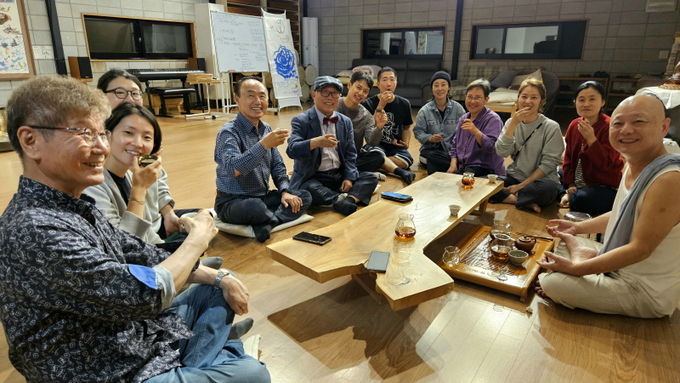 차를 마시며 토론하는 참석자들