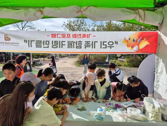 고성군, 여성친화도시 군민참여단과 함께 가족 친화, 딥페이크 불법촬영 방지 홍보 부스 운영