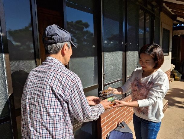 하동군, 1인·노인 가구 대상 밑반찬 절찬 배달