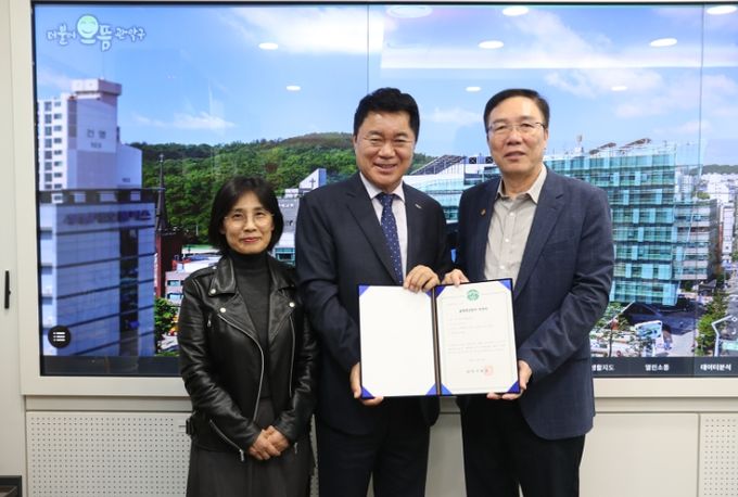 관악구 제11호 골목형상점가 '녹두골목형상점가' 지정(가운데 박준희 관악구청장)