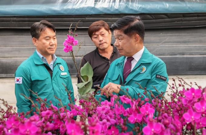 이상근 고성군수, 화훼농장 방문 격려