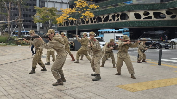 2024년 11월 4일 서울 시청 앞에서 11월 14일 개봉 영화 ‘춘천대첩 72시간’ 홍보 이벤트의 일환으로 배우들이 인민군 복장과 총기를 소지하고 전투 대형으로 이동하는 퍼포먼스를 진행했다. (나인픽처스 사진제공)