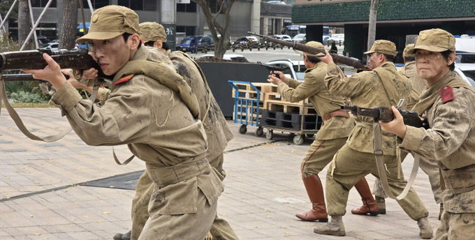 11월 14일 개봉 영화 ‘춘천대첩 72시간’ 홍보를 위해 2024년 11월 4일 서울 도심에서 무장한 인민군 대형 퍼포먼스를 진행했다. (나인픽처스 사진제공)