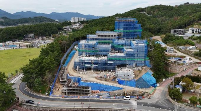 이상근 고성군수, 민선 8기 후반기는 변화한 고성군을 완성하겠다 -유스호스텔 건립사업 현장