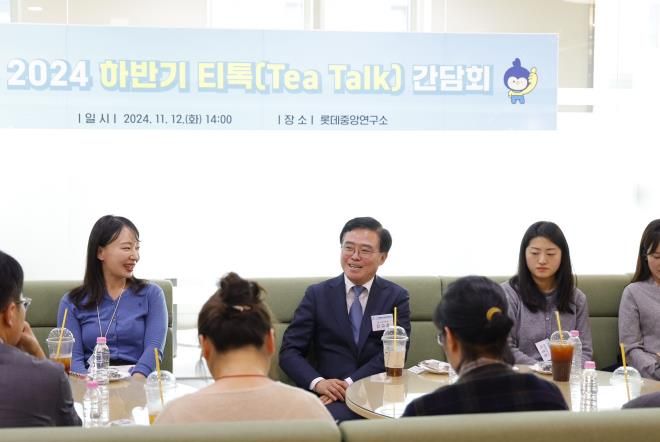 진교훈 서울 강서구청장(정면 가운데)이 12일(화) 마곡 롯데중앙연구소를 찾아 직원들과 대화를 나누고 있다.