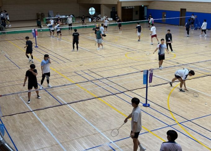 전국 대학 배드민턴 선수들이 강진 제2실내체육관에서 경기에 앞서 연습을 하고 있다.