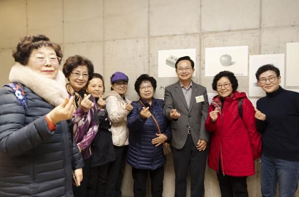 지난 21일, 늘푸름 학교 미술·사진 전시회에 참석하여 학생인 어르신들과 함께 기념 사진을 촬영하고 있는 최호권 영등포구청장