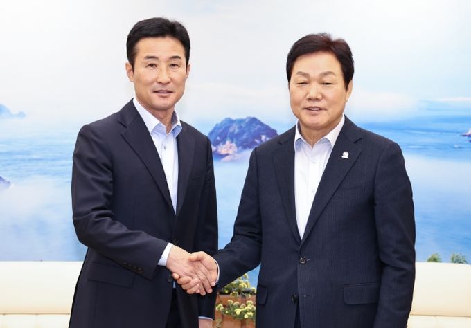 경남FC 이을용 감독과 박완수 도지사