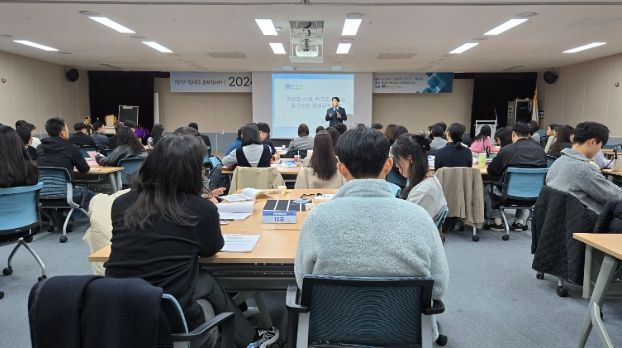 경주시가 지난 28일, 화랑마을 다목적대회의실에서 7~9급 공무원 80여 명 대상 ‘2024년 청렴 역량 강화 워크숍’을 열고 있다.