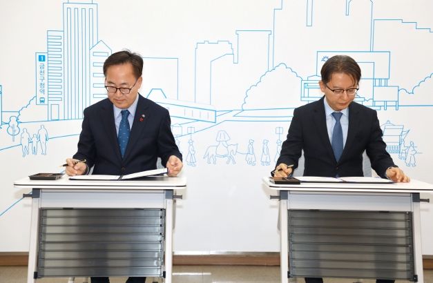 유성훈 구청장(좌)과 김창원 경인교육대학교 총장(우)이 협약서에 서명하고 있다