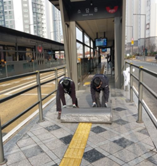 BRT정류장 미끄럼방지 매트 설치 및 제설대책 수립 등 동계 정류장 관리