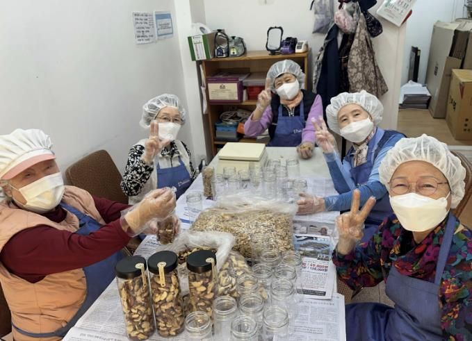 어르신일자리 사업으로 견과류 상품을 제조 중인 참여자들