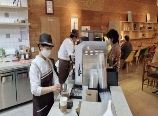 어르신일자리 ‘시니어 북카페’에서 바리스타로 활동하는 모습