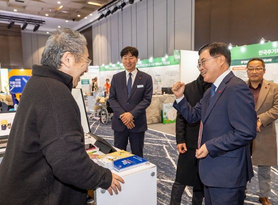 진교훈 서울 강서구청장(오른쪽 두 번째)이 코엑스 마곡에서 열린 ‘2024년 자활사업 박람회’에서 지역자활센터 홍보부스를 찾아 관계자를 격려하고 있다.