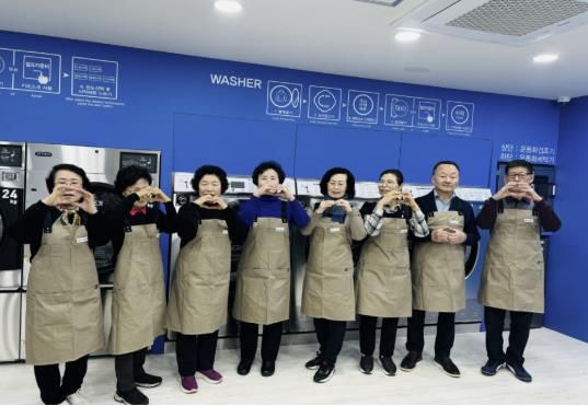 세탁운영사업 ‘착한세탁소’ 참여 어르신들이 사진 촬영을 하고 있다