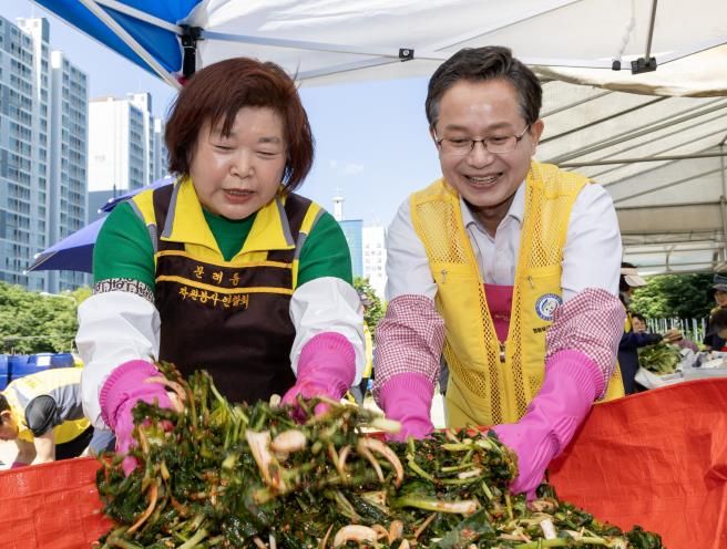 지난 5월 자원봉사연합회 열무김치 나눔 행사에서 김치를 담그고 있는 최호권 구청장