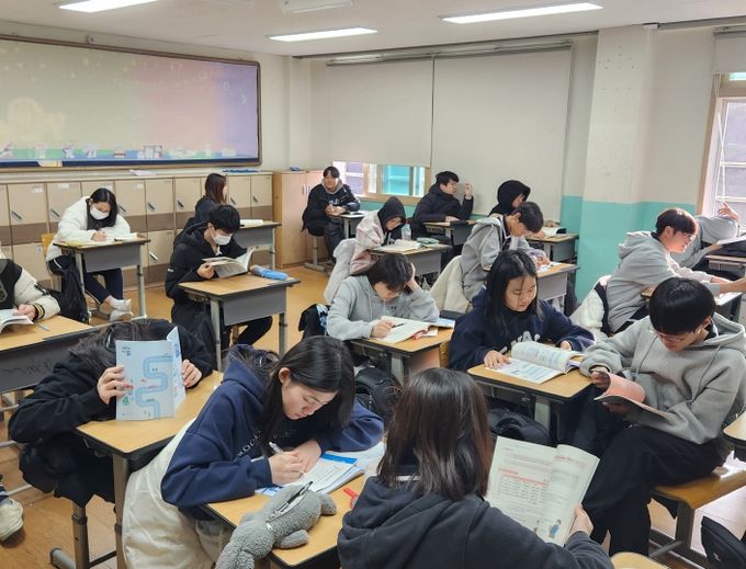 전환기 진로연계교육 자료 배부하며 학교 교육