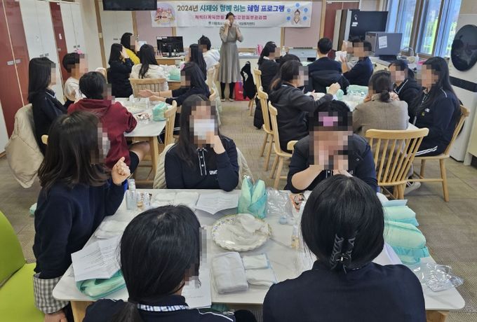 경주시청소년상담복지센터는 지난 3일부터 10일까지 학교 부적응 청소년 대상 교사와 학생이 함께하는 사제동행 체험 프로그램을 진행했다.