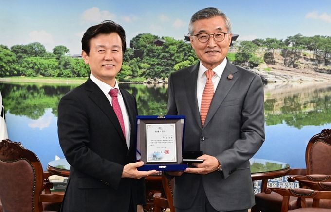 조규일 진주시장, 김상문 인광그룹 회장에게 ‘진주시 명예시민증’수여