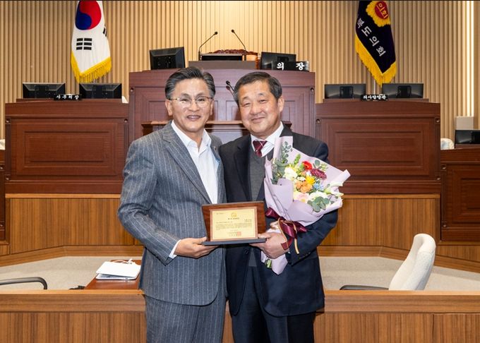 이형식 경북도의원, 2024 정명 의정대상 수상
