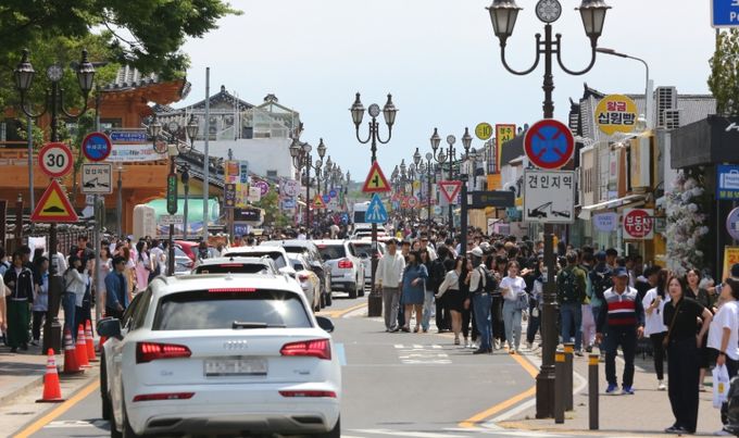 ‘전선지중화 사업’과 ‘일방통행 사업’으로 전선과 통신선이 사라지고 보행로와 차도가 명확히 구분된 황리단길 모습.
