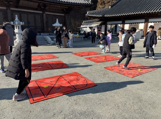 17일, 연서면 보림사에서 ‘동지팥죽 만들기’와 ‘민속놀이 활동’ 행사가 열리고 있다.