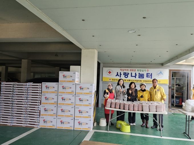 13일, 이미자 학교지원본부장을 비롯한 교육청 관계자가 농어민문화센터에서 열린 ‘행복 밥상 전달식’에 참여했다.