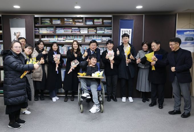 20일, 청사 3층 집무실에서 ‘2024년 홍보 유공 표창장 수여식’이 열리고 있다.