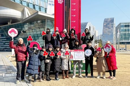 세종시 걷기동호회 ‘세종의 길, 두발로’ 회원들이 2024년 한해 동안 착한발걸음 캠페인을 통해 조성한 성금 200만원을 전달했다. 회원들이 2024년 마지막 걷기 행사를 마무리하고 세종시청 사랑의온도탑 앞에서 전달식 후 기념촬영을 하고 있다.