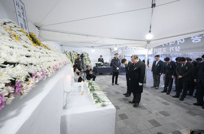 최민호 세종시장, 사고여객기 합동분향소 참배