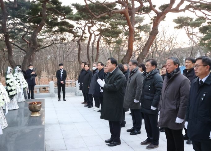 주낙영 경주시장을 비롯해 김석기 국회의원, 이동협 경주시의장, 시·도의원, 기관·사회단체장 등 160여 명이 2일 오전 황성공원 충혼탑에서 신년 참배를 열고 새해 첫 공식 업무에 나서고 있다.