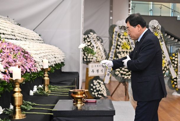 주낙영 경주시장, 제주항공 여객기 사고 희생자 합동 분향소 찾아 추모