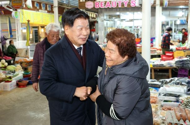 이상근 고성군수, 새해맞이 고성시장 및 고성공룡시장 방문