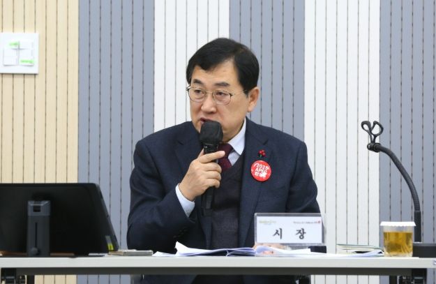 주낙영 경주시장이 8일 오전 청사 내 대회의실에서 올해 첫 읍면동장 회의를 주재하고 있다