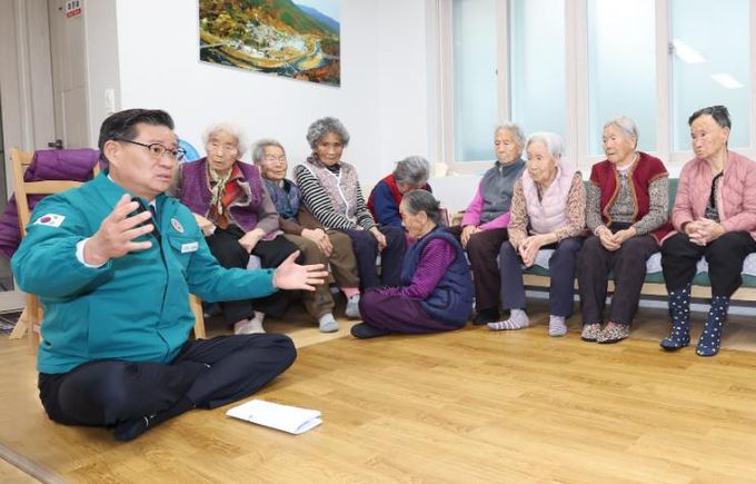 진병영 함양군수, 마천면 경노모당 찾아 새해 첫 현장 행정