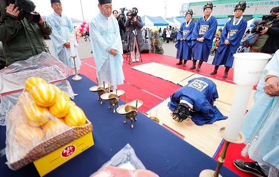 황금빛“성주참외”올해 첫 출하, 명품과일 시작 알리다.
