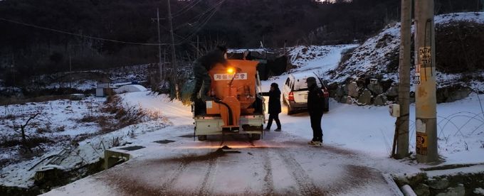 성주군 벽진면, 결빙 우려구간 제설작업 실시